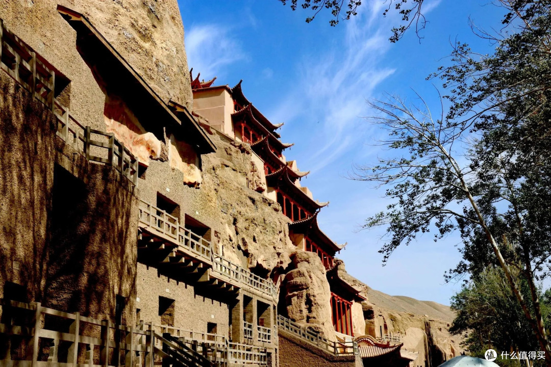 旅行风景洞窟壁画与塑像：莫高窟的历史与艺术