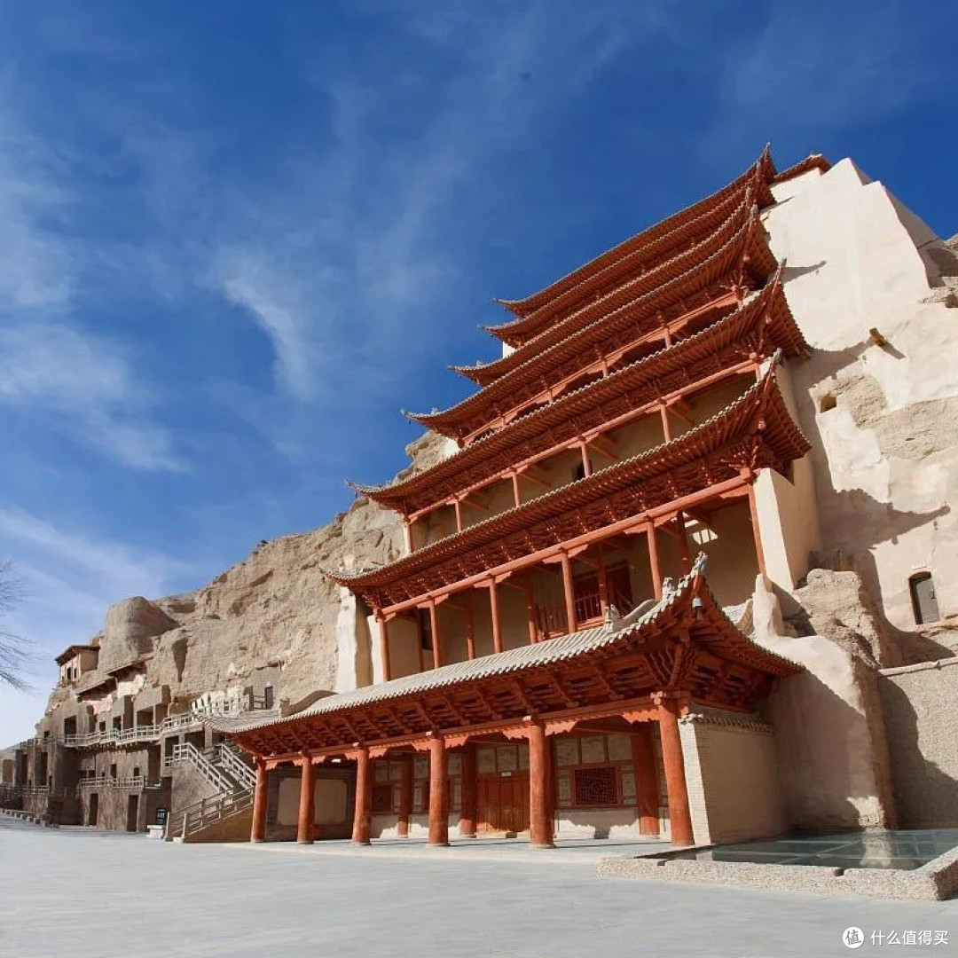 旅行风景洞窟壁画与塑像：莫高窟的历史与艺术