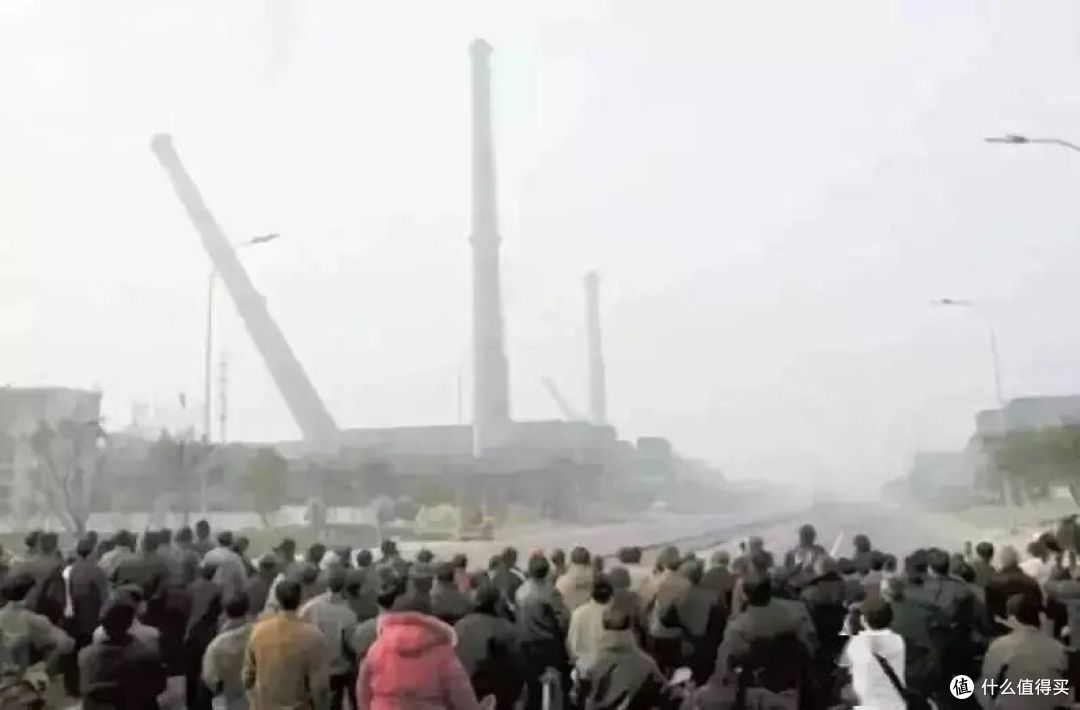 ▲ 2006年12月29日，攀成钢成都厂区（原成都无缝钢管厂）最后一根烟囱成功爆破倒下，腾挪出来的3000亩土地成为全新开发的「攀成钢片区」，这一片区最终在2023年被正式命名为「锦东商圈」