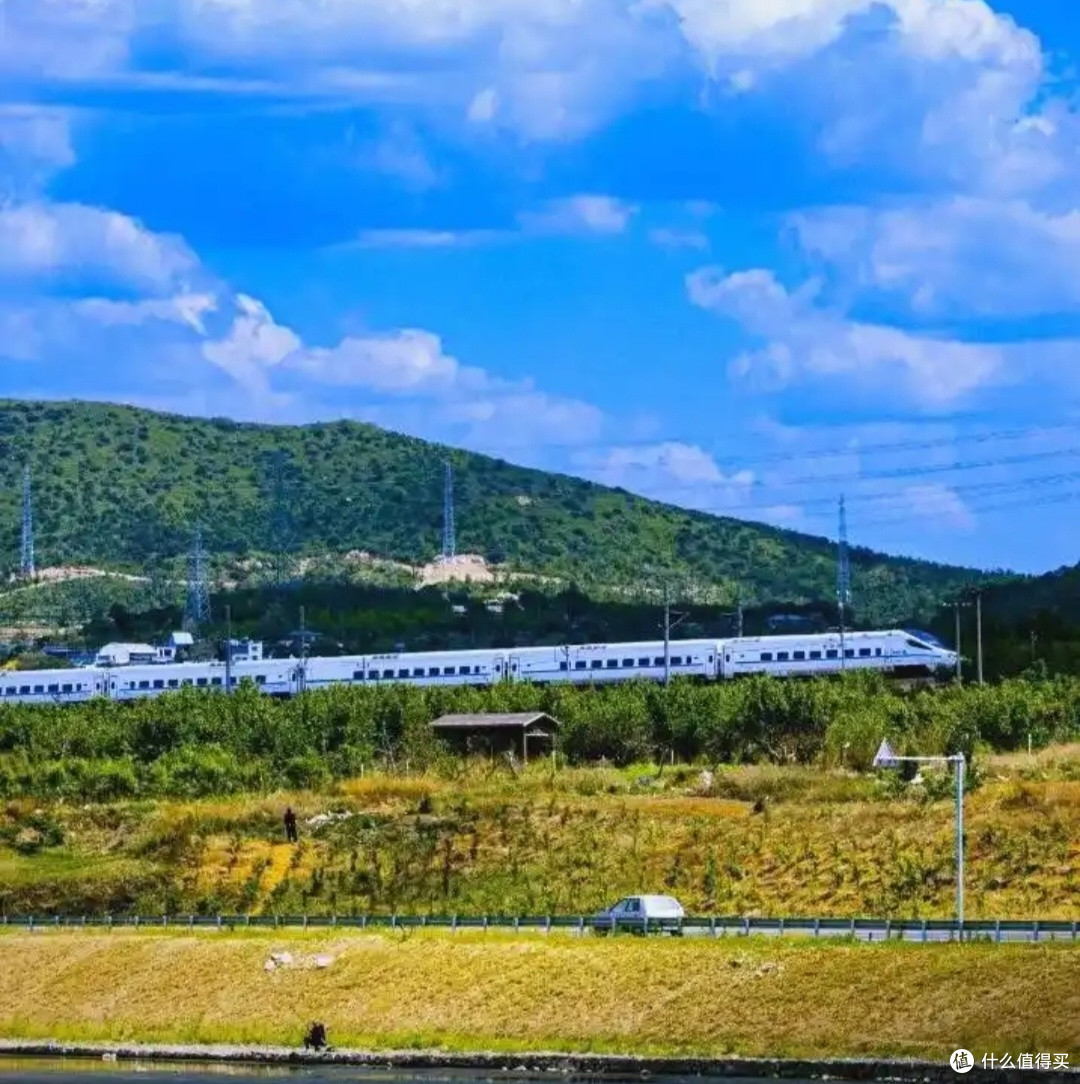 火车窗外的四季变换,春天花开、夏日绿意、秋日金黄与冬日的雪景