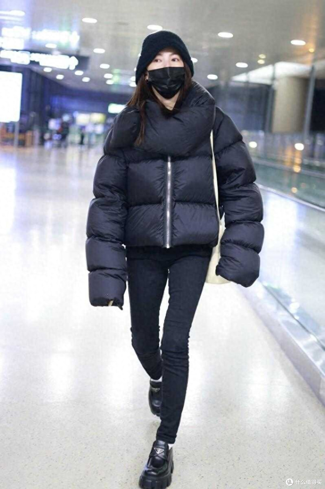 张雨绮这次终于穿对了，黑色的面包服搭配小脚裤，漫画腿太显瘦了