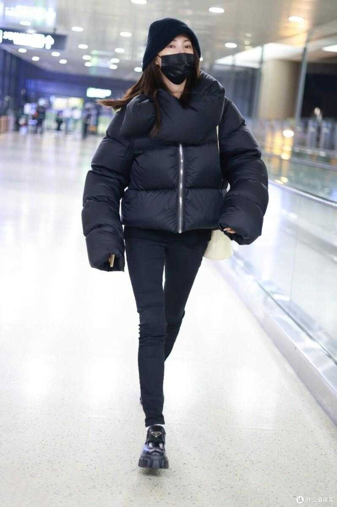 张雨绮这次终于穿对了，黑色的面包服搭配小脚裤，漫画腿太显瘦了