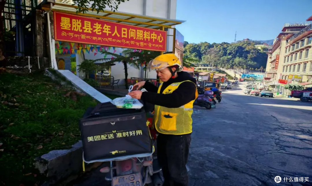 整座城仅1名外卖骑手，包揽雪山峡谷所有订单，被称最孤独骑士！