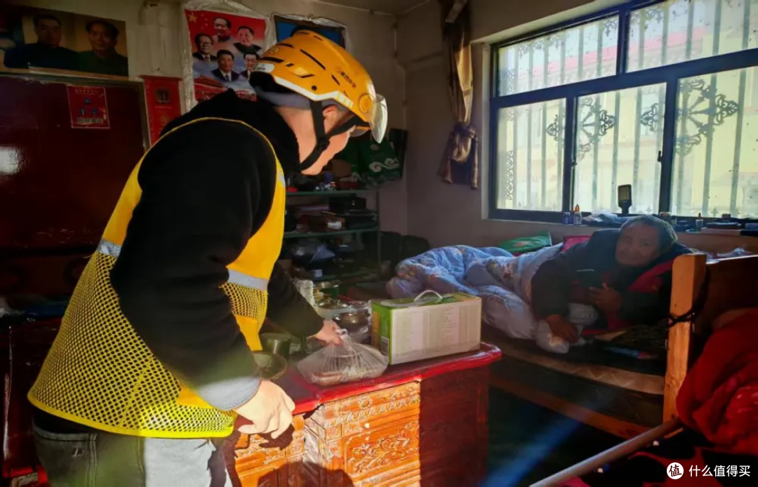 整座城仅1名外卖骑手，包揽雪山峡谷所有订单，被称最孤独骑士！