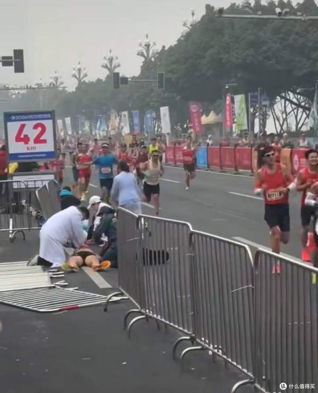 重庆马拉松选手距终点200米倒地离世,官方回应引争议!