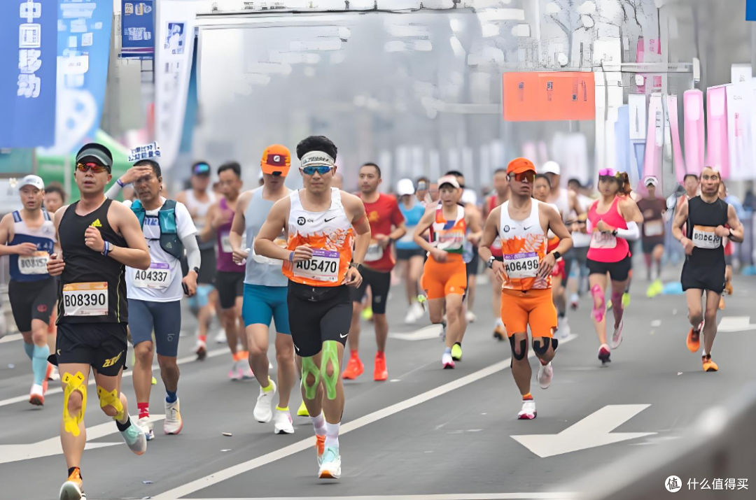 重庆马拉松选手距终点200米倒地离世,官方回应引争议!