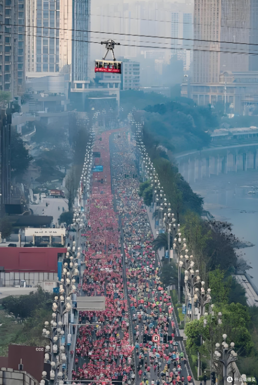 重庆马拉松选手距终点200米倒地离世,官方回应引争议!