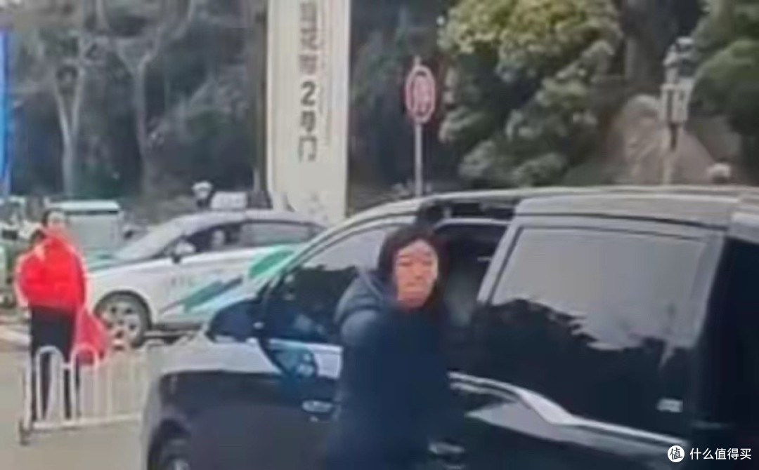 女子朝后车作不雅手势后续:“傅首尔”长相,司机称误撞愿担全责
