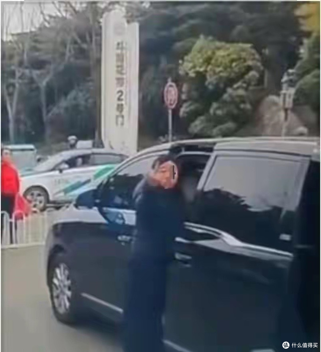 女子朝后车作不雅手势后续:“傅首尔”长相,司机称误撞愿担全责