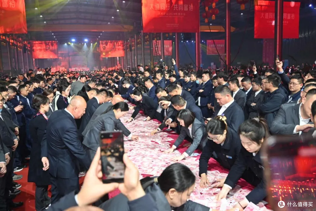 最爱发钱的公司发钱如发纸,公司赚两亿员工发一亿,下雪带薪休假