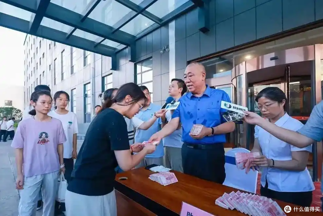 最爱发钱的公司发钱如发纸,公司赚两亿员工发一亿,下雪带薪休假