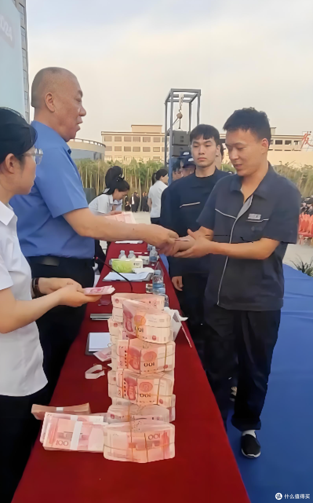 最爱发钱的公司发钱如发纸,公司赚两亿员工发一亿,下雪带薪休假