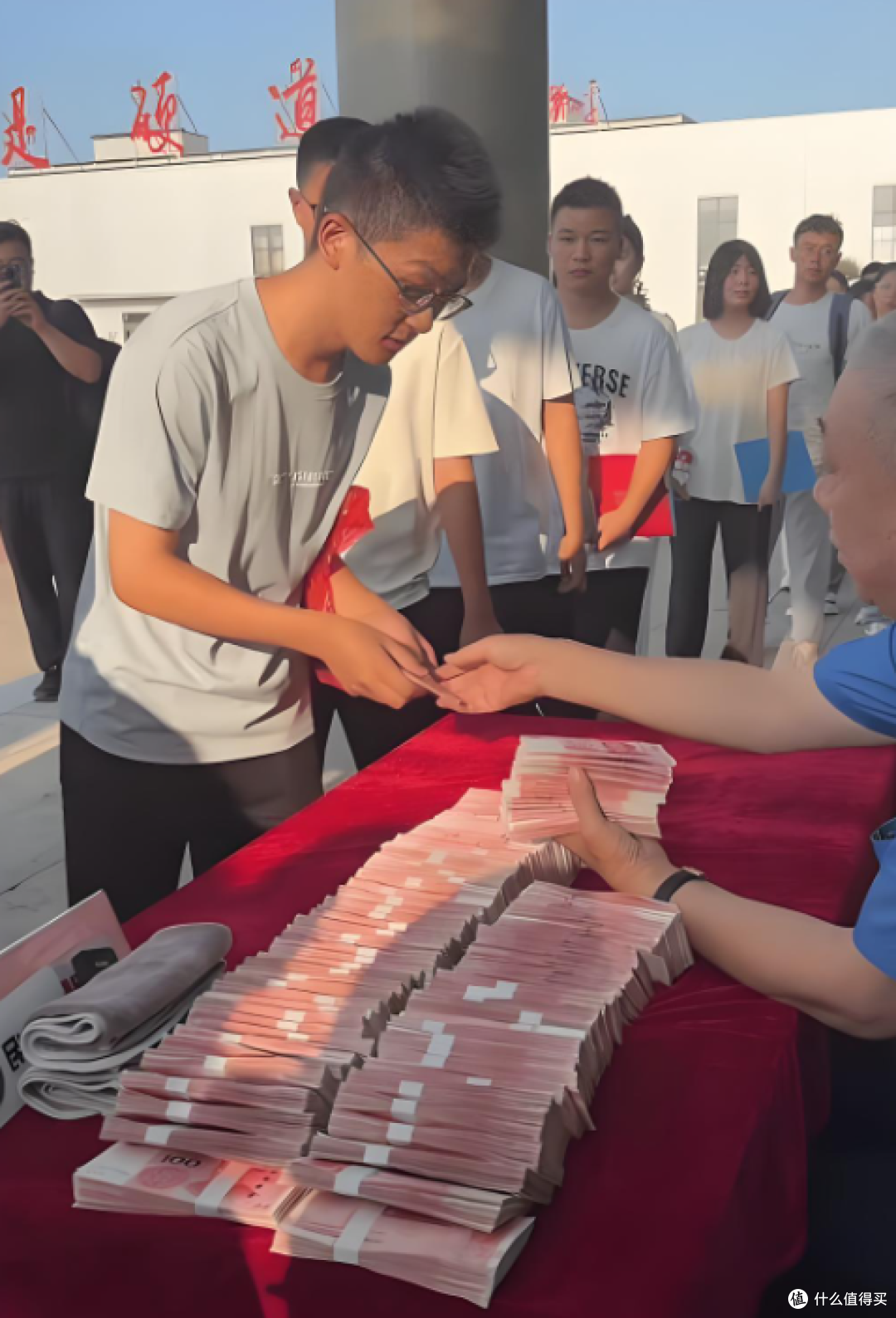 最爱发钱的公司发钱如发纸,公司赚两亿员工发一亿,下雪带薪休假