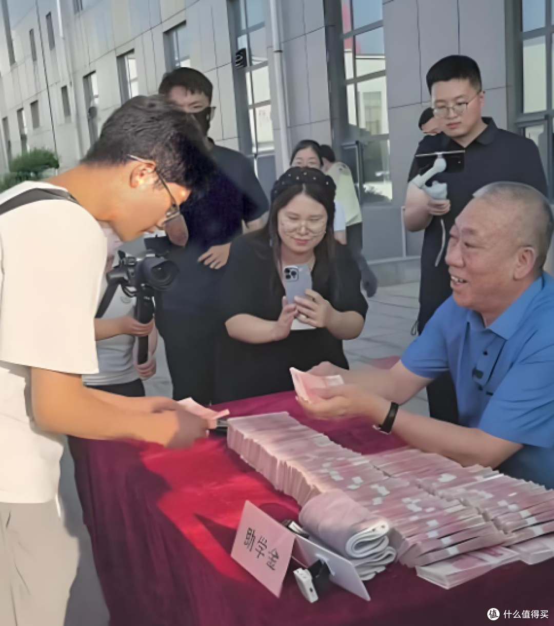 最爱发钱的公司发钱如发纸,公司赚两亿员工发一亿,下雪带薪休假