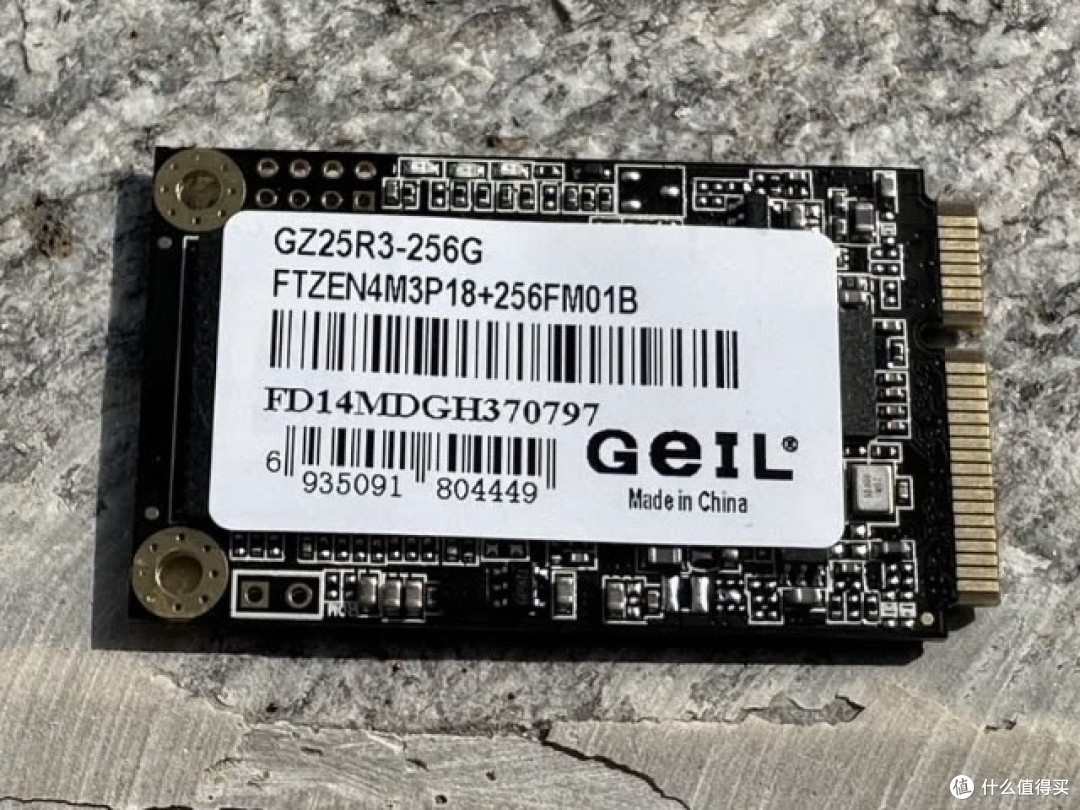 电竞老炮的固态硬盘开箱实录:256GB让我的战神本起飞!