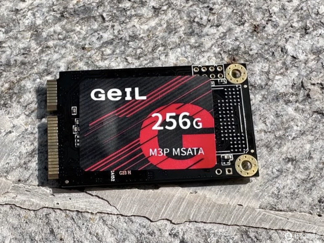 电竞老炮的固态硬盘开箱实录：256GB让我的战神本起飞！