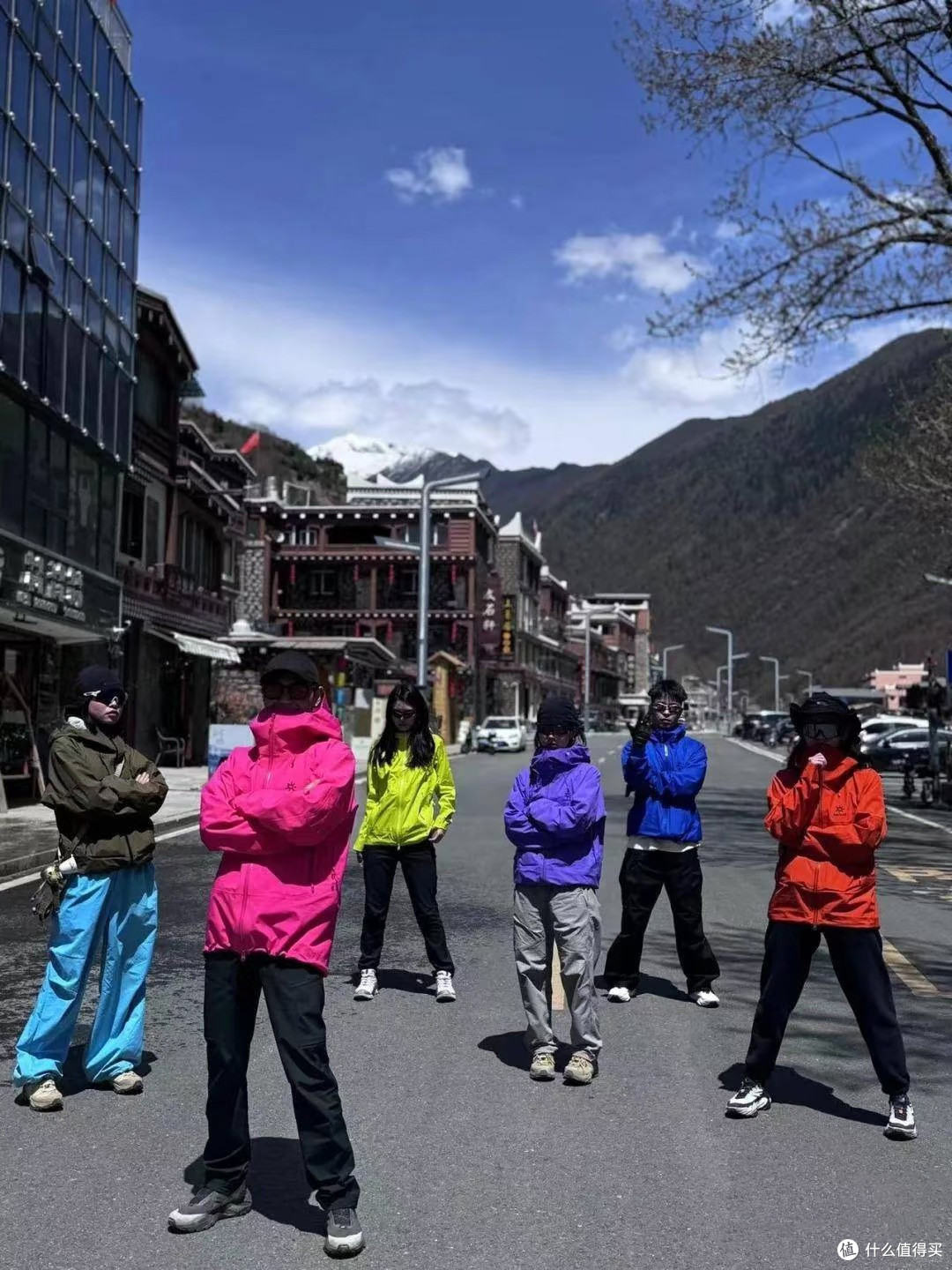 现在没人穿骆驼、凯乐石,都在穿可隆、始祖鸟,解锁冲锋衣的潮流