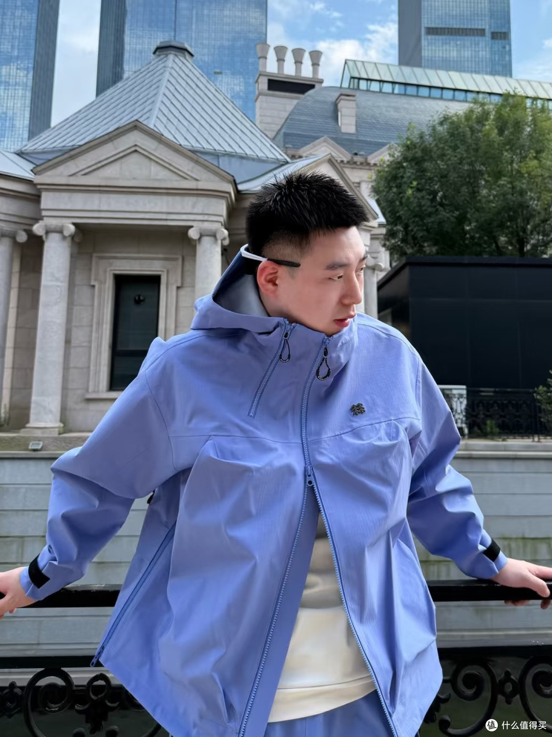 现在没人穿骆驼、凯乐石,都在穿可隆、始祖鸟,解锁冲锋衣的潮流