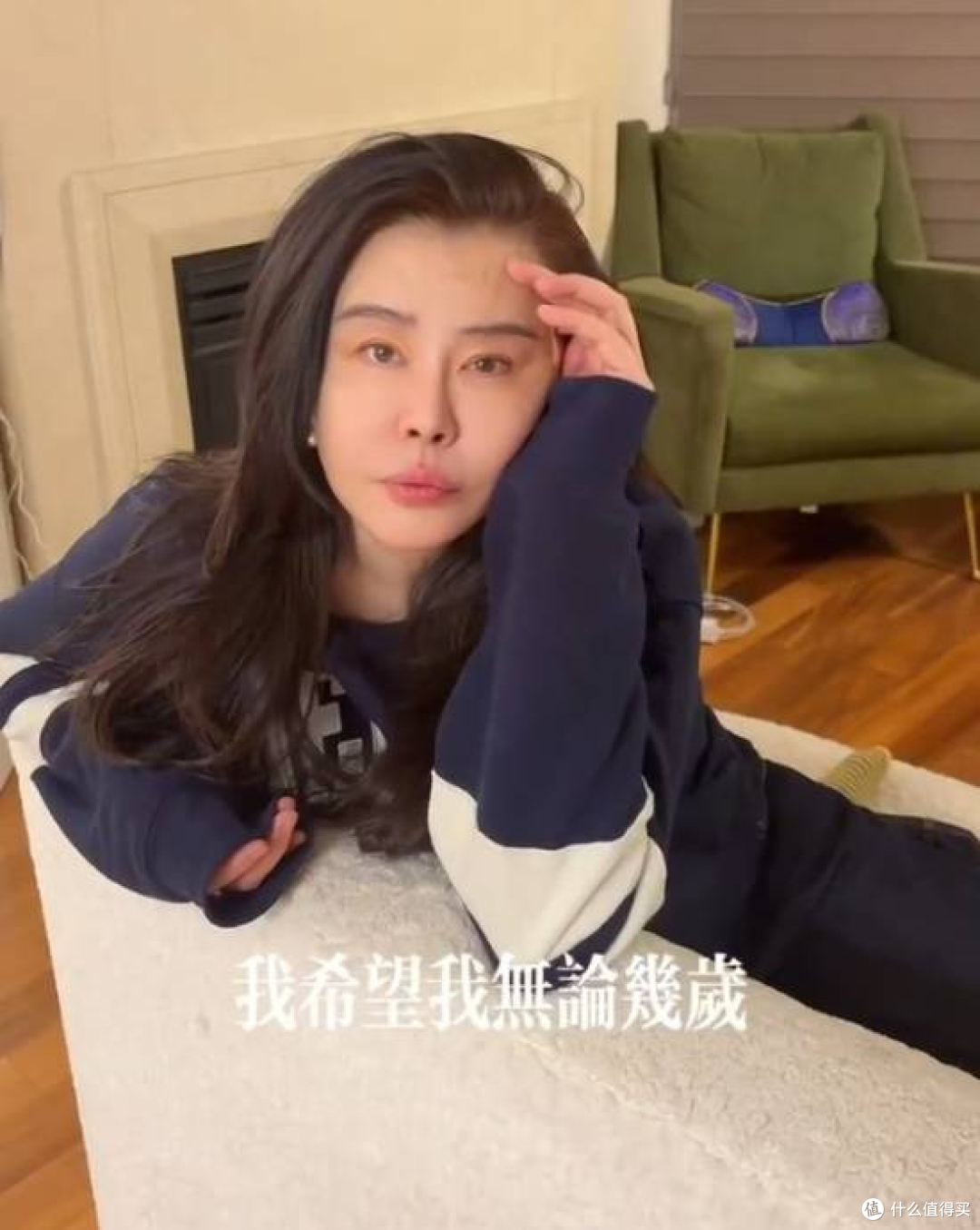 58岁王祖贤素颜撩发封神:没有滤镜的松弛感,比20岁女星还戳人!