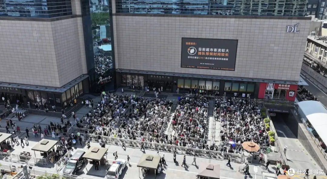 学胖东来2年,永辉越学越亏21亿,网友:学会涨价,服务靠贴标语