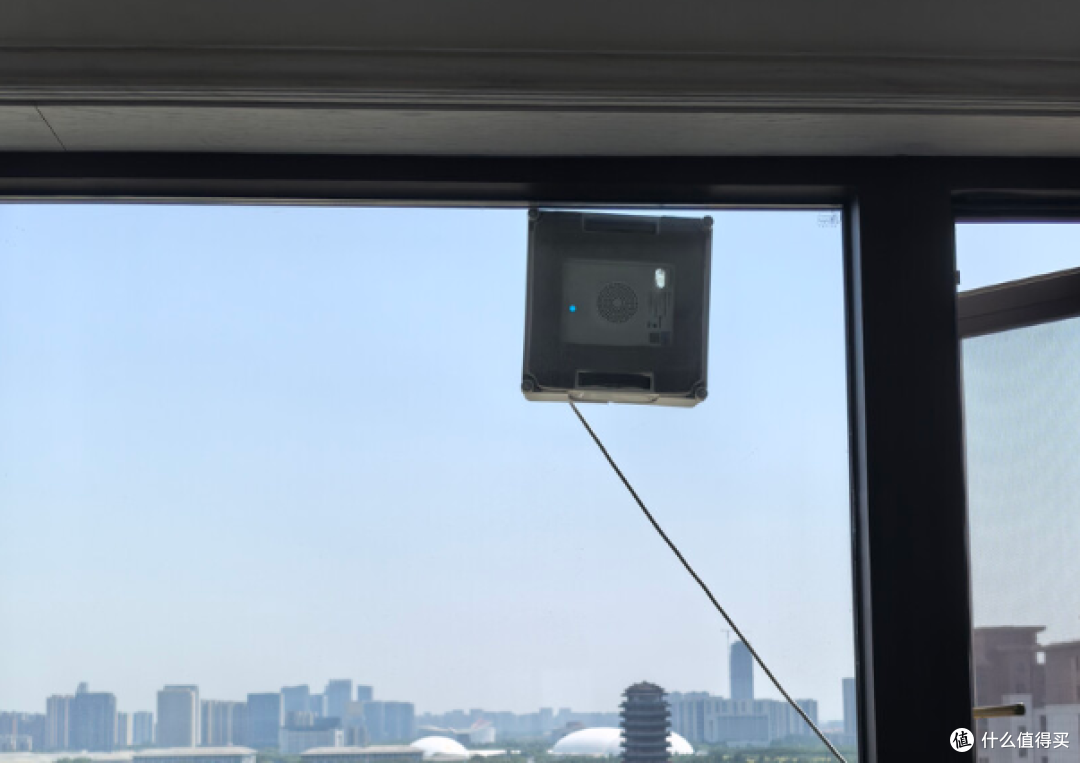 擦窗机器人真能解放双手?实测 3 款热销款,这些坑千万别踩