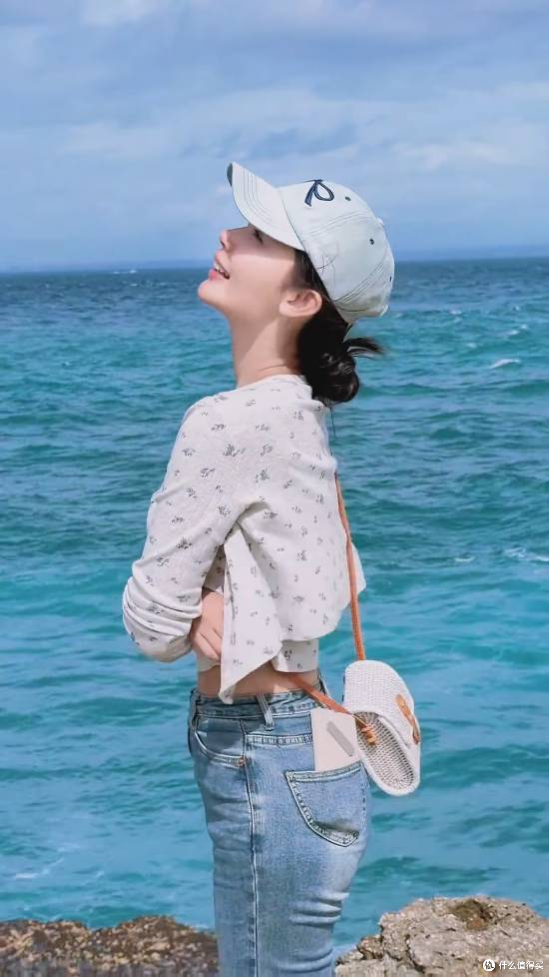“浩浩妈”巴厘岛度假照封神,胸前纹身抢镜,海的味道+个性拉满