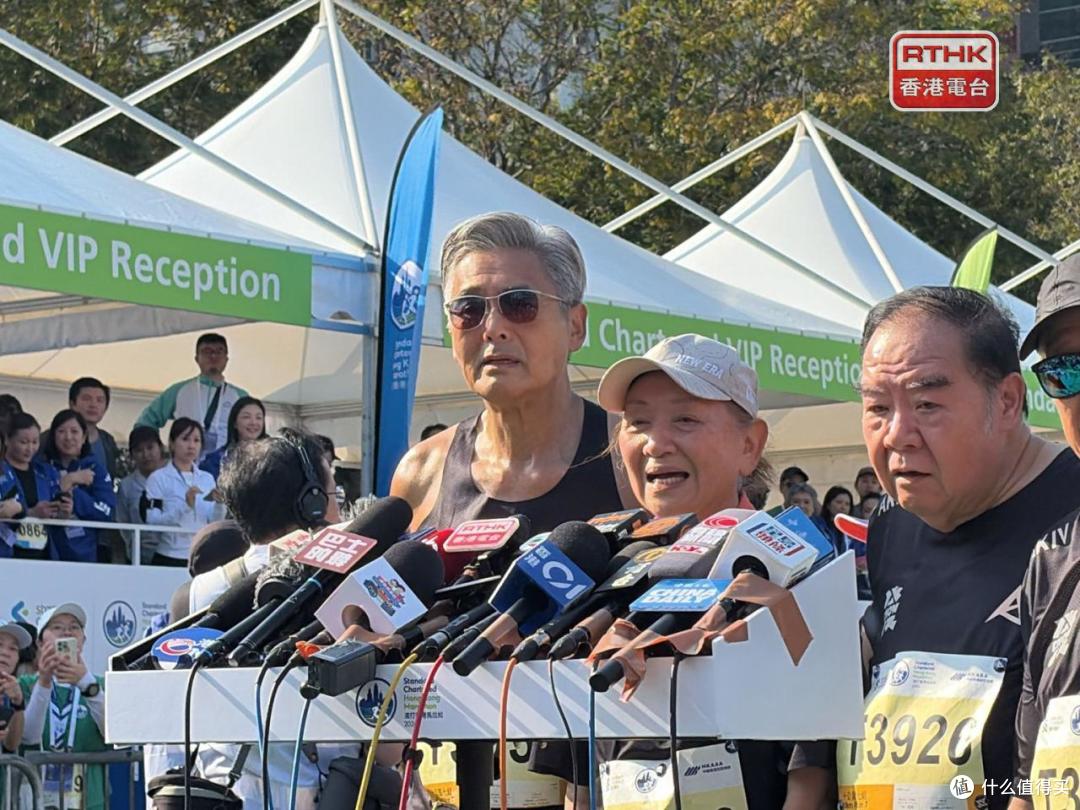 70岁周润发跑马拉松!从年轻就很会穿的男人,年龄反成加分项