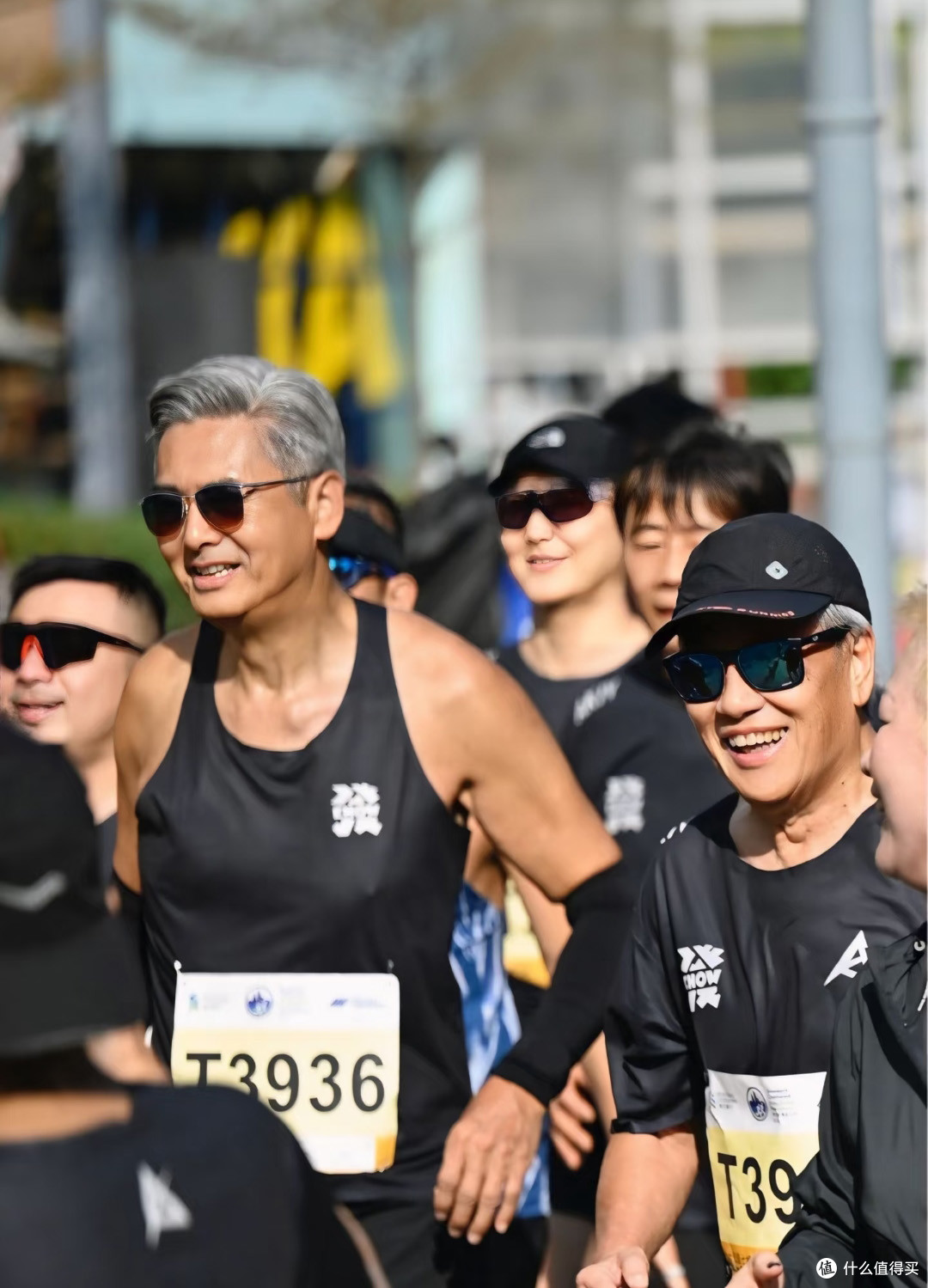 70岁周润发跑马拉松!从年轻就很会穿的男人,年龄反成加分项