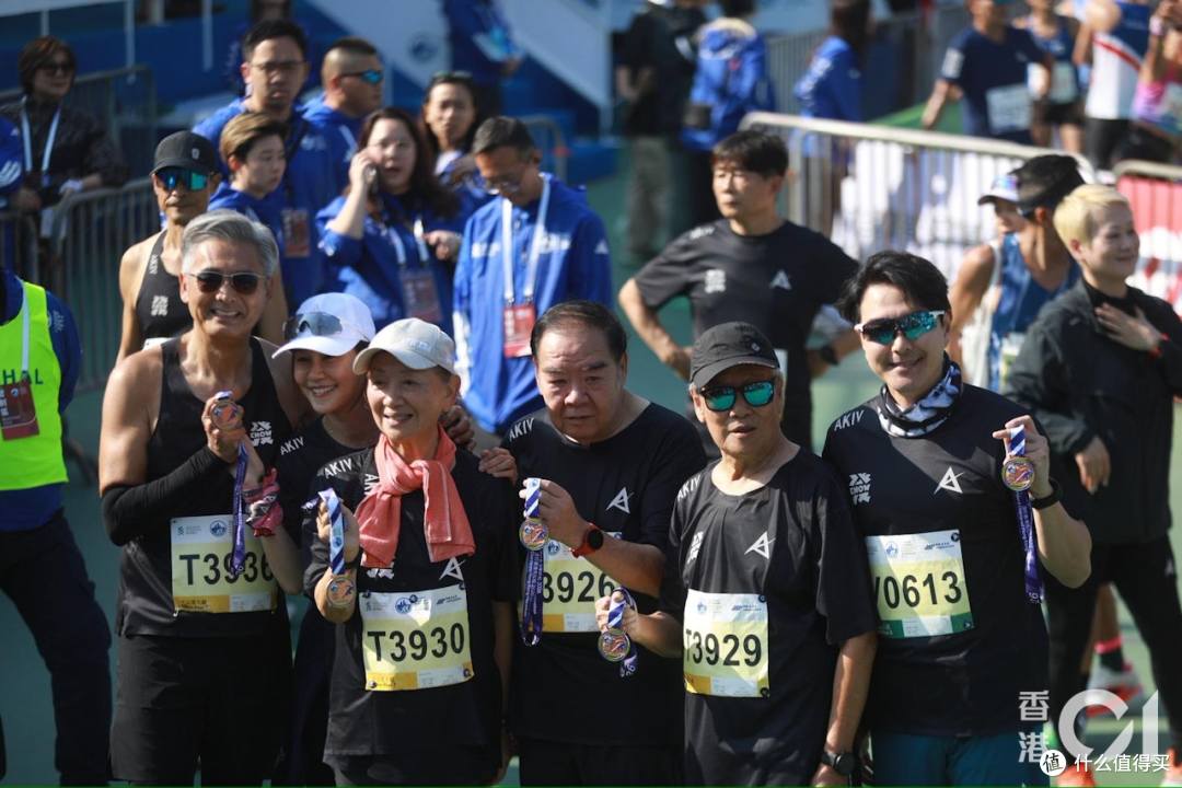 70岁周润发跑马拉松!从年轻就很会穿的男人,年龄反成加分项