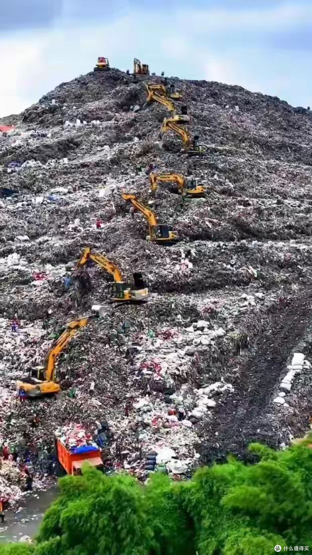 深圳重挖110米垃圾山，把欧美看呆了：中国已经陷入“垃圾荒”了
