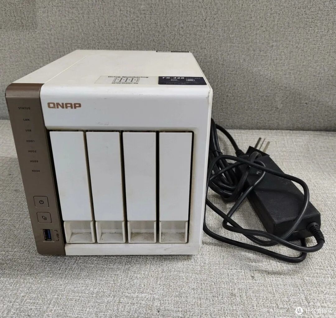 不到300元 高颜值4个3.5盘位NAS,配合飞牛小主机存算分离?