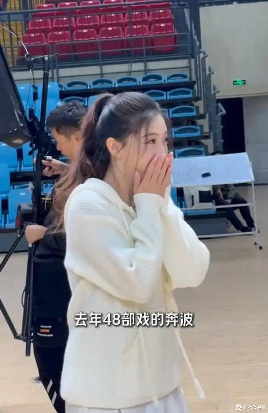 短剧女演员李安娜全年无休拍48部戏，每天干16小时，5年没回过家