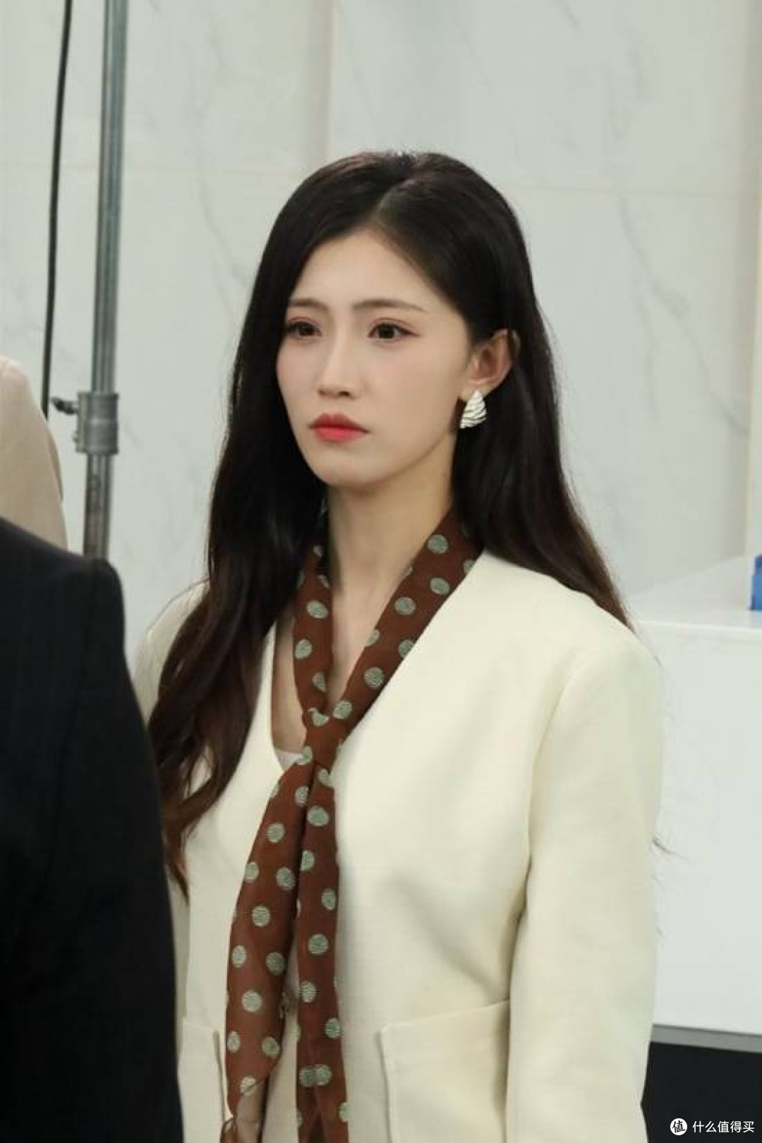 短剧女演员李安娜全年无休拍48部戏，每天干16小时，5年没回过家