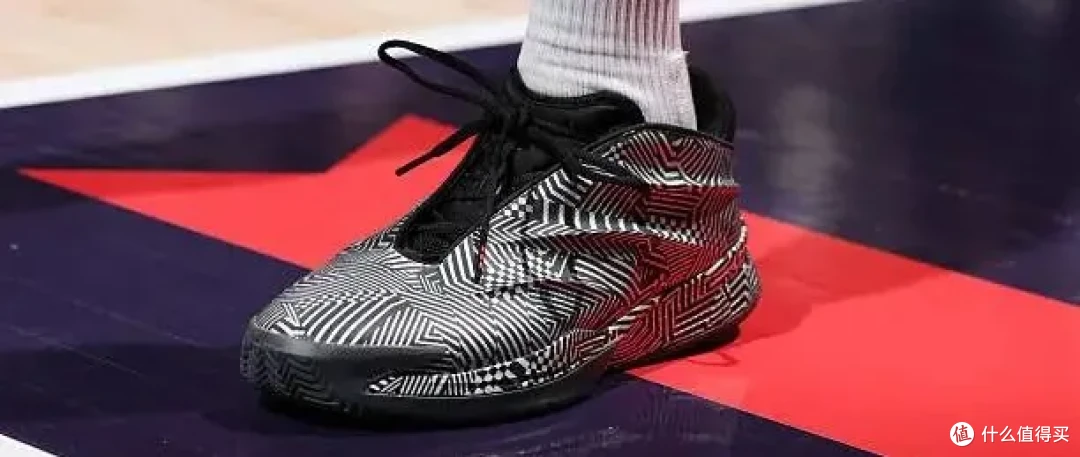 【NBA每日上脚】大结局了?迪子用顶配鞋锁死库里!