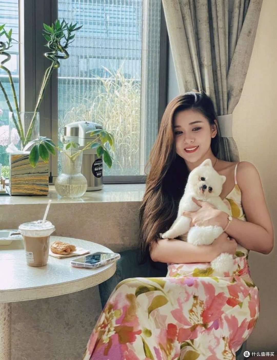 李小萌太丰满了，穿印花裙都兜不住好身材，难怪直男都喜欢她！