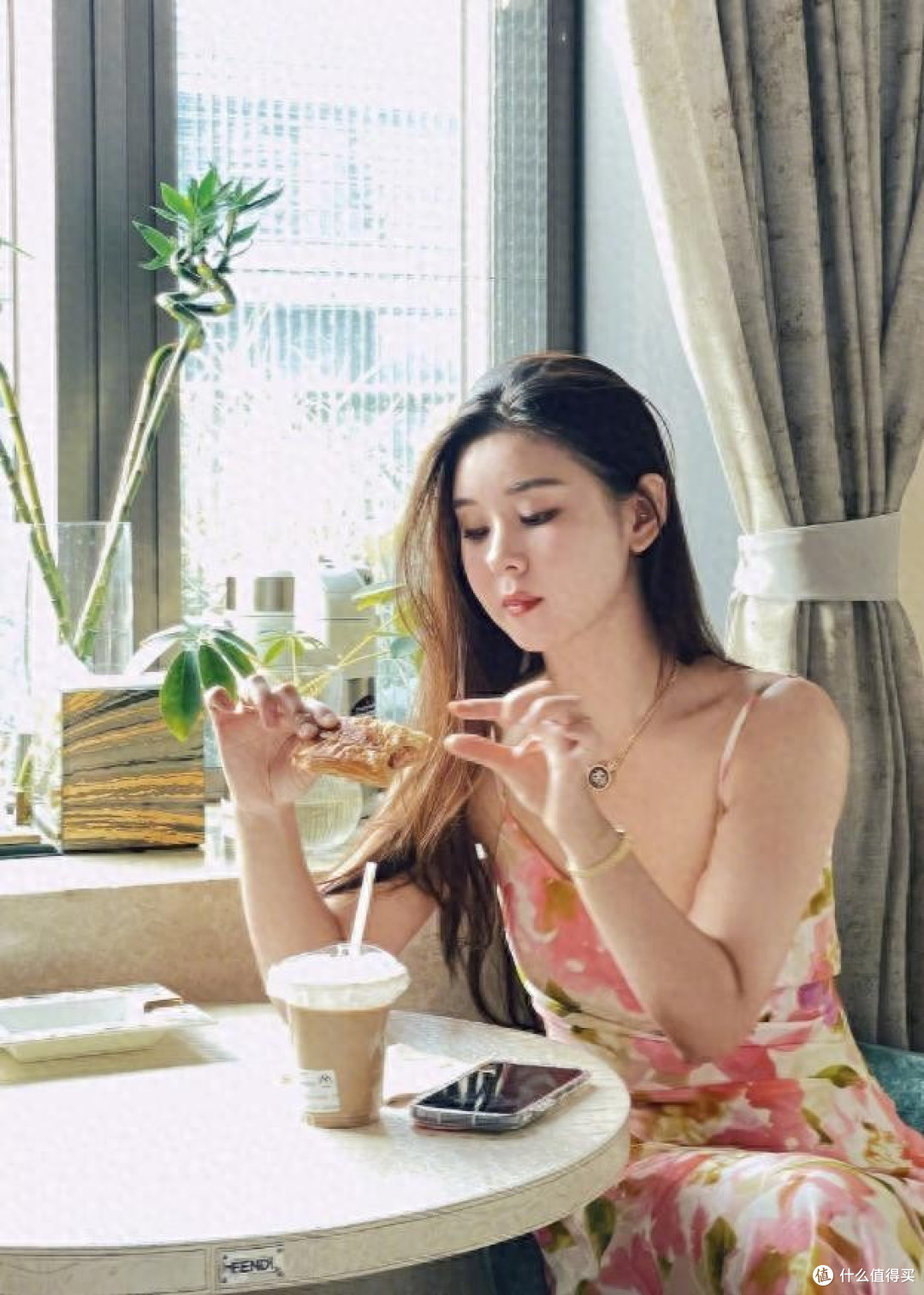 李小萌太丰满了，穿印花裙都兜不住好身材，难怪直男都喜欢她！