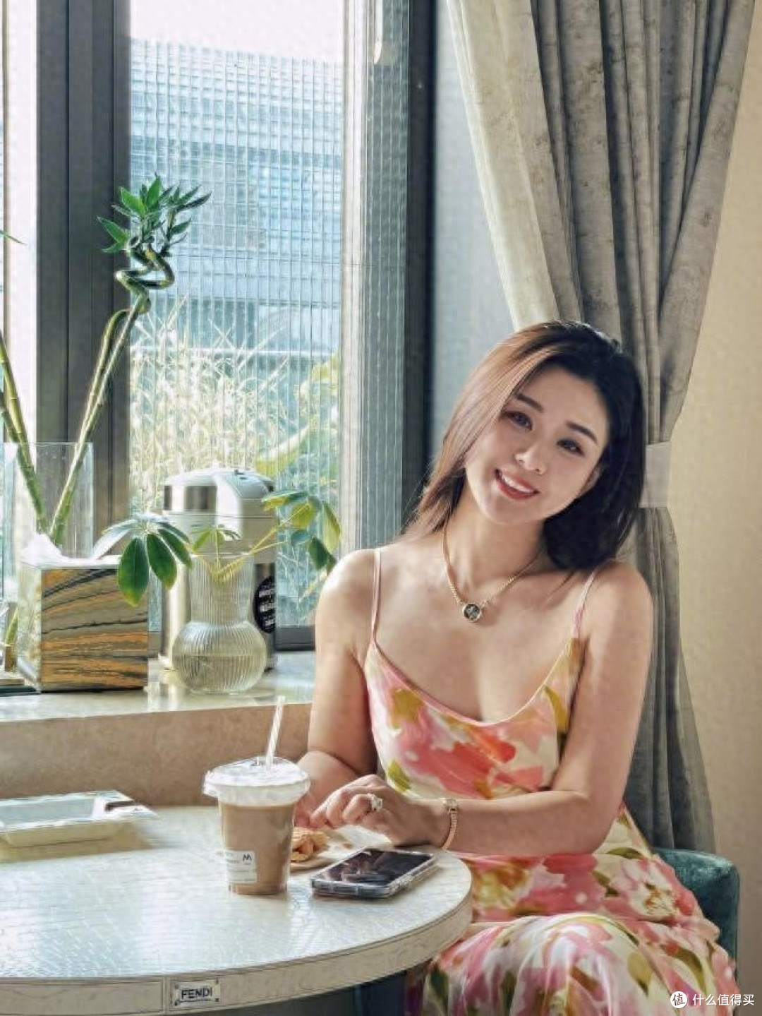 李小萌太丰满了，穿印花裙都兜不住好身材，难怪直男都喜欢她！