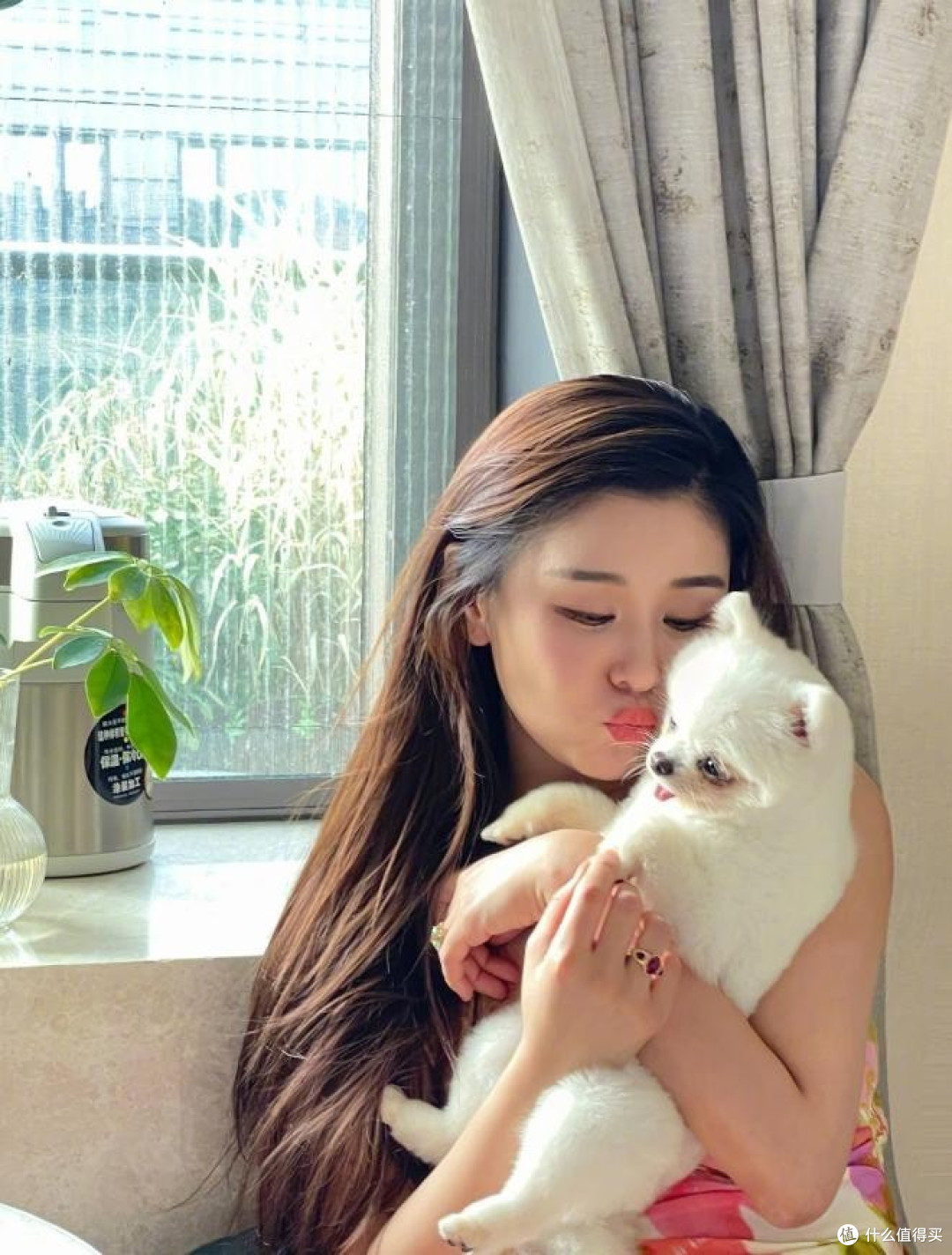 李小萌太丰满了，穿印花裙都兜不住好身材，难怪直男都喜欢她！