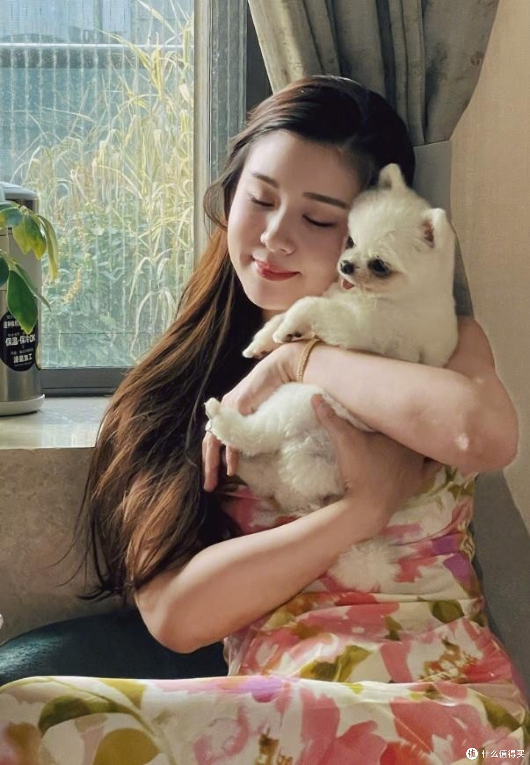 李小萌太丰满了，穿印花裙都兜不住好身材，难怪直男都喜欢她！