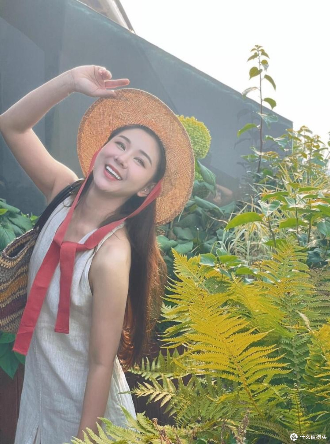 李小萌太丰满了，穿印花裙都兜不住好身材，难怪直男都喜欢她！