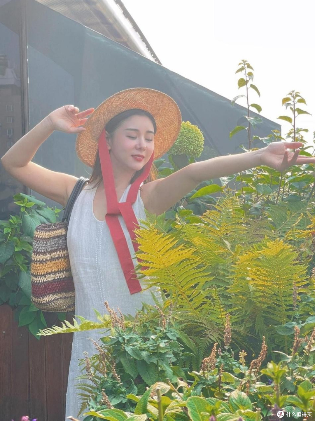 李小萌太丰满了，穿印花裙都兜不住好身材，难怪直男都喜欢她！