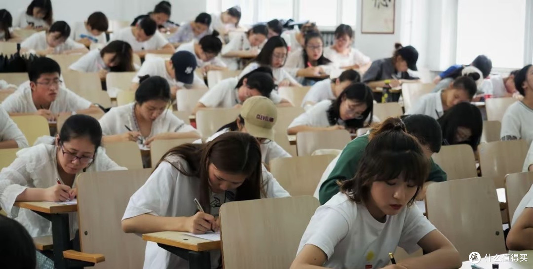 铁饭碗不香了?两年少了45万名老师,从幼儿园到大学都要变天了