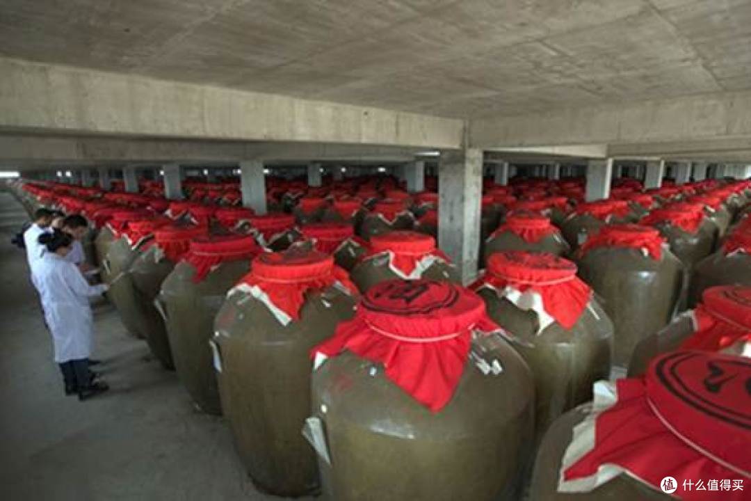 贮藏三沟佳酿的陶坛群