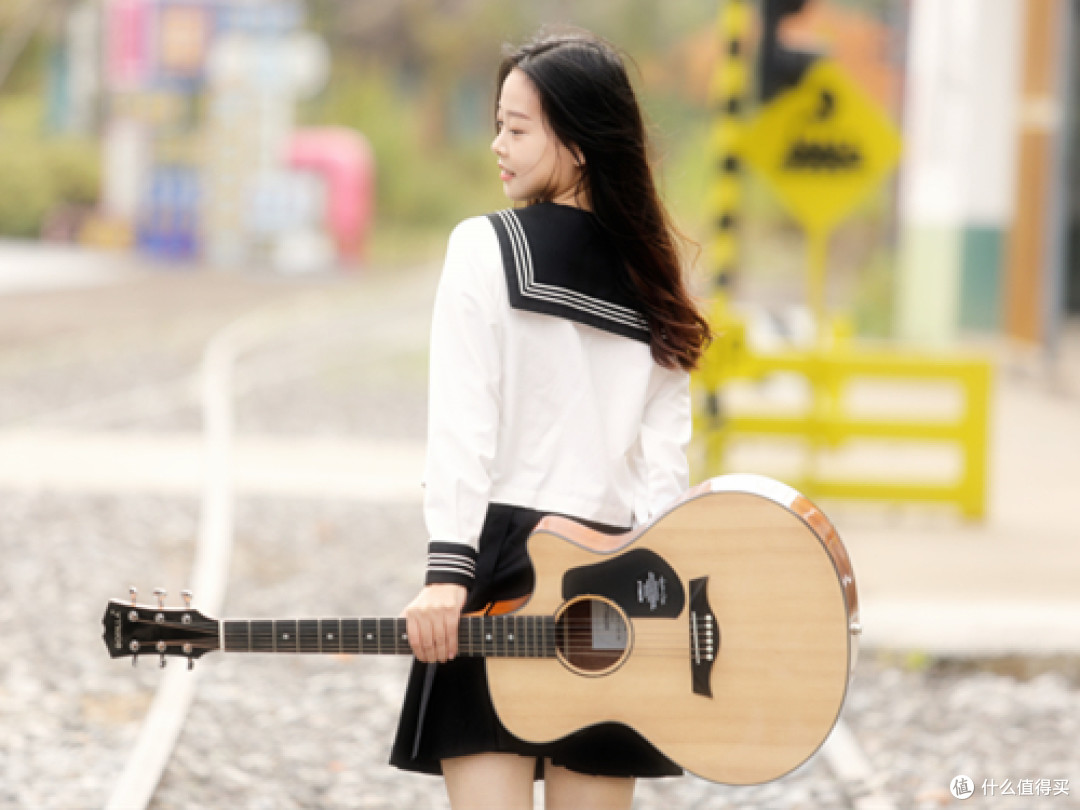女生弹吉他