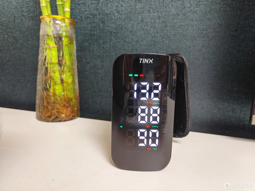 血压计买多少钱的合适?町石Tinx,戴上一按就行,精准还带语音