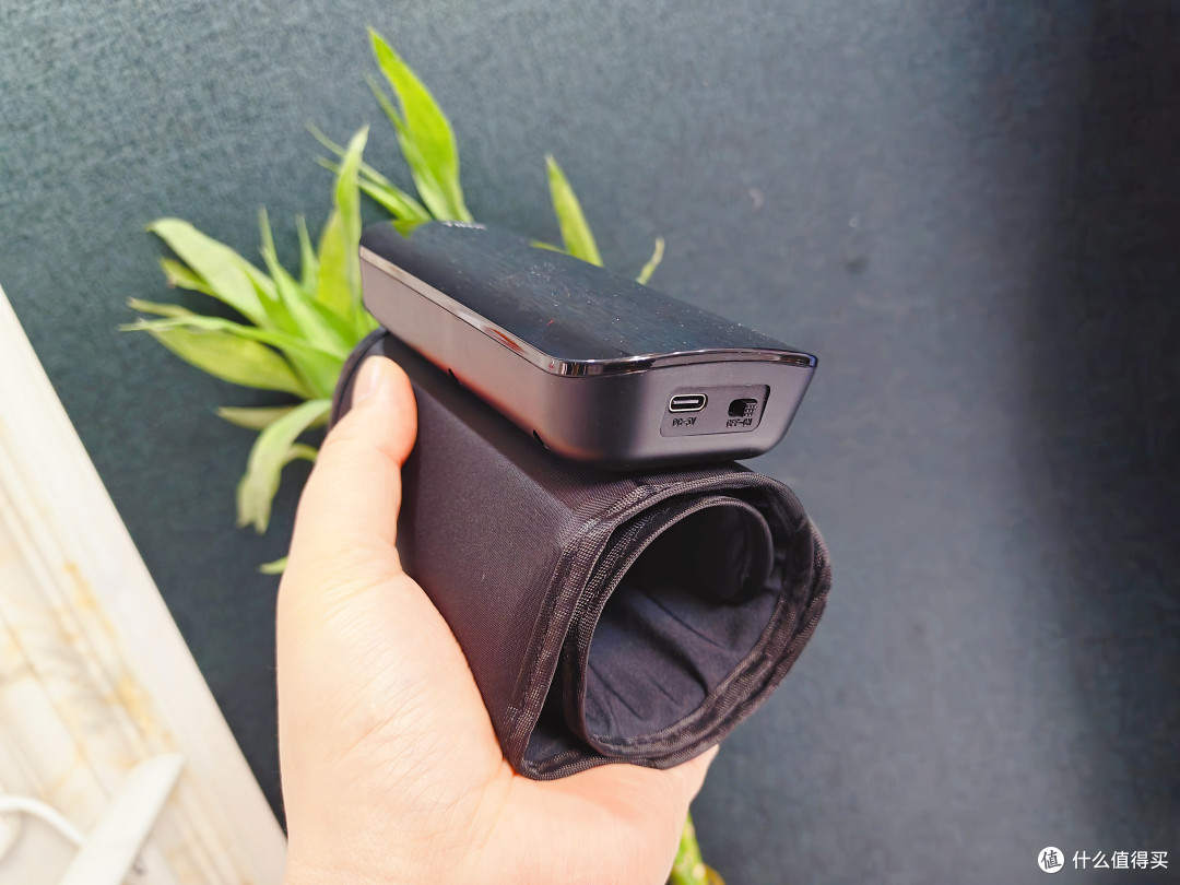血压计买多少钱的合适?町石Tinx,戴上一按就行,精准还带语音