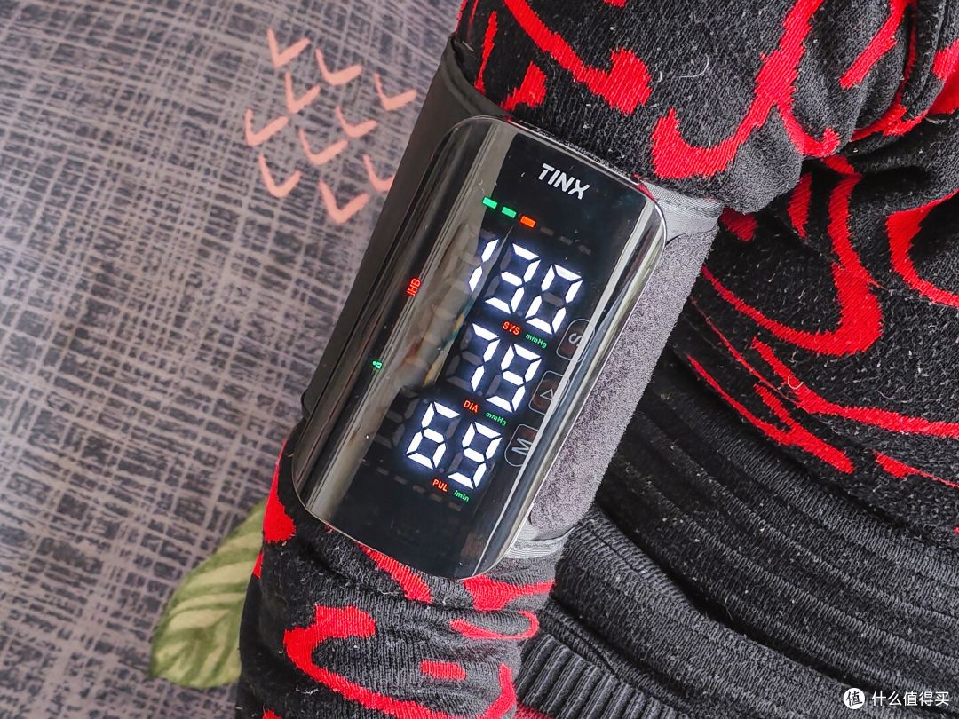 血压计买多少钱的合适?町石Tinx,戴上一按就行,精准还带语音