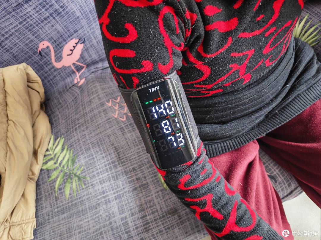 血压计买多少钱的合适?町石Tinx,戴上一按就行,精准还带语音