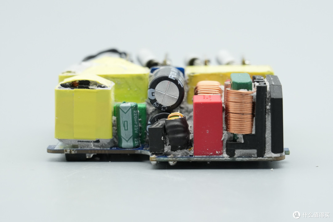 PD3.2+28V5A加持,异泽140W四口氮化镓充电器拆解
