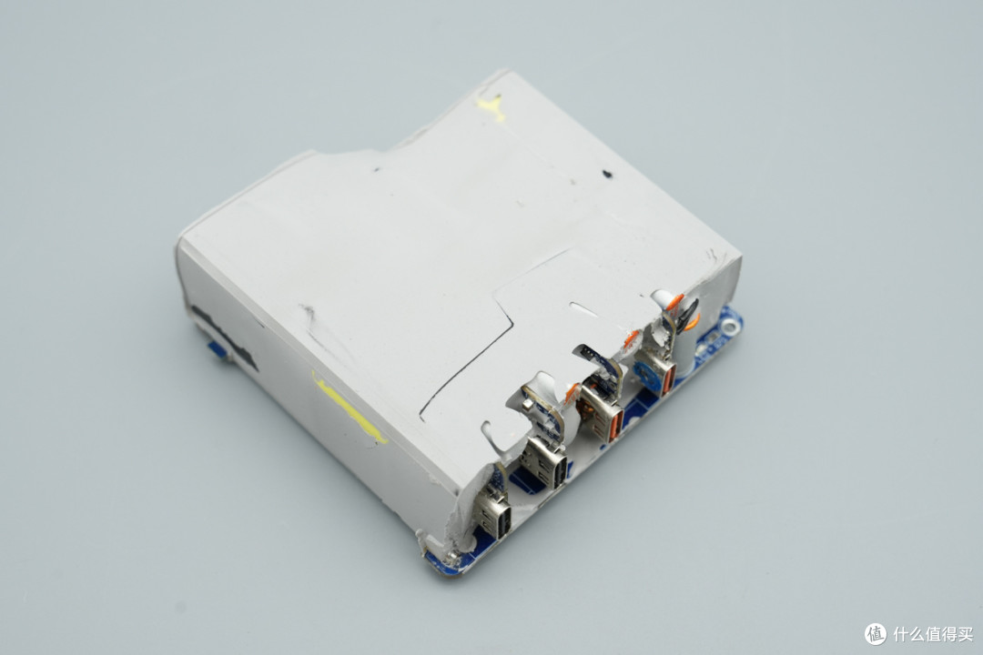 PD3.2+28V5A加持,异泽140W四口氮化镓充电器拆解
